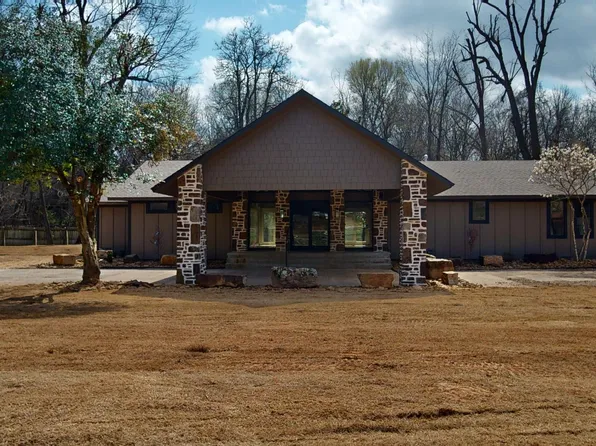 5901 W Michael Cole Dr, Fayetteville, AR 72704