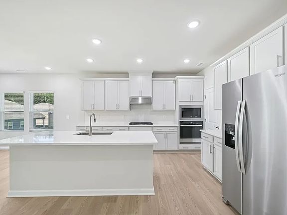 2nd image of 713 Deschutes Dr