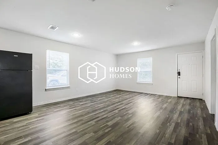 3 bed, 1.0 bath, 836 sqft, $1,149 — Photo 4