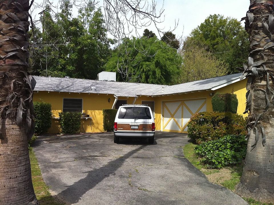 1st image of 20643 Clark St