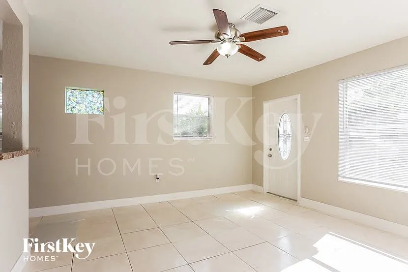 3 bed, 1.0 bath, 933 sqft, $2,725 — Photo 3