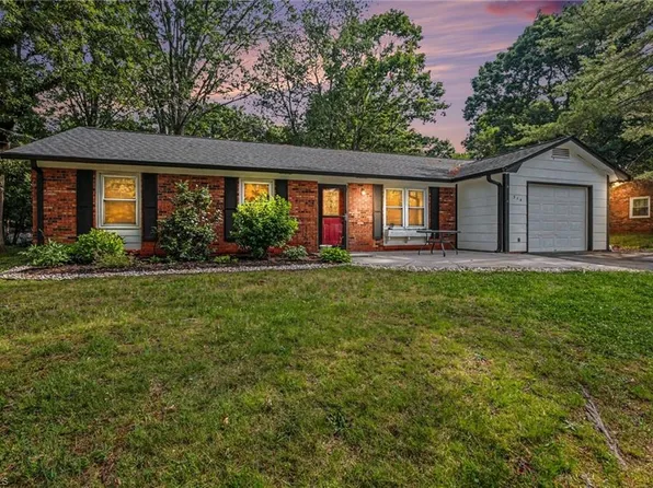 314 Mountain Brook Dr, King, NC 27021