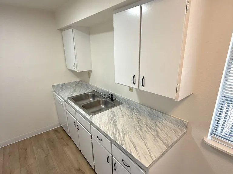 1814 Sargent Ave — Photo 4