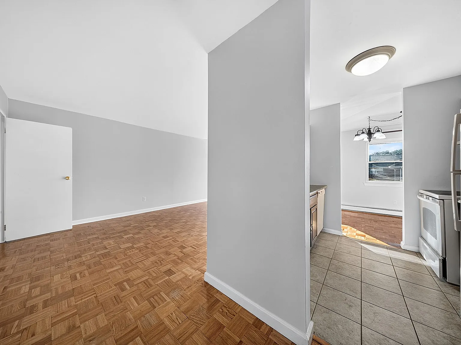 2 bed, 900 sqft, $2,400 — Photo 4