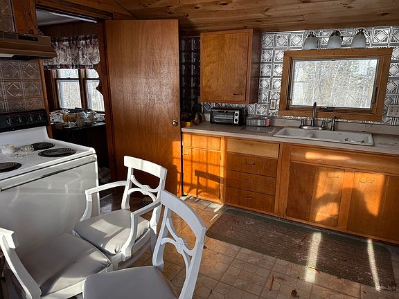 4th image of 134 Peaco Hill Road