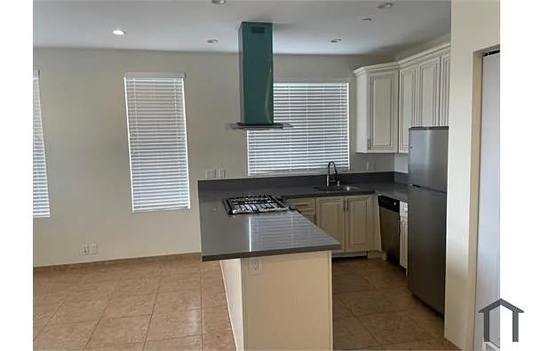Building Photo - 953 N Normandie Ave #200