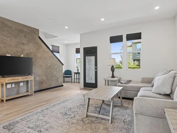 302 Marlee Ln, Camarillo, CA 93012