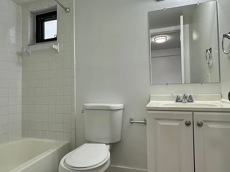 529 SW 4th St — Photo 10