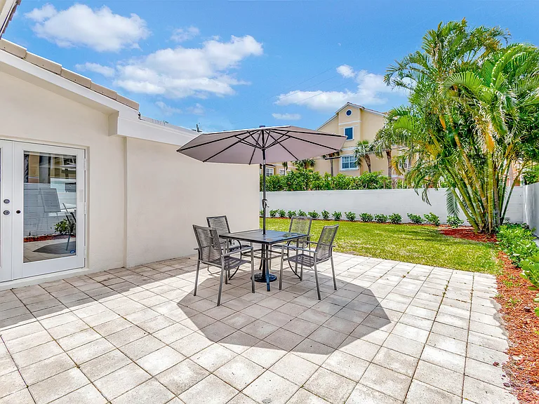 620 Las Palmas Park — Photo 24
