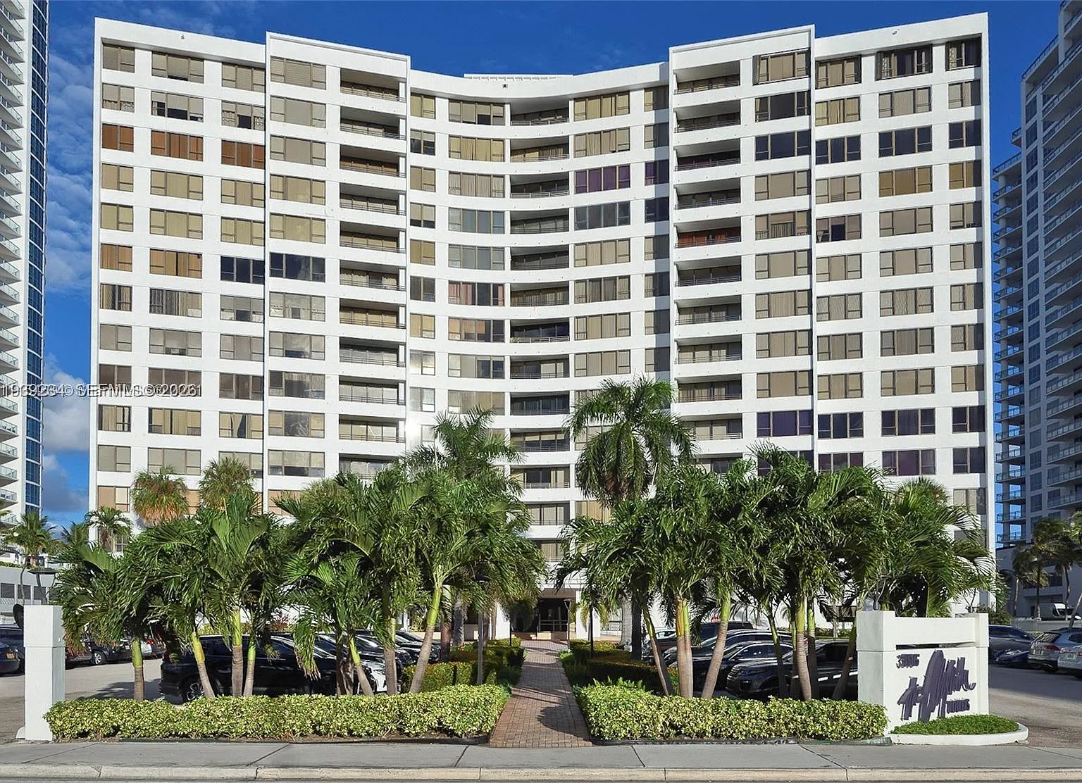 Alexander Towers Condo — Photo 2
