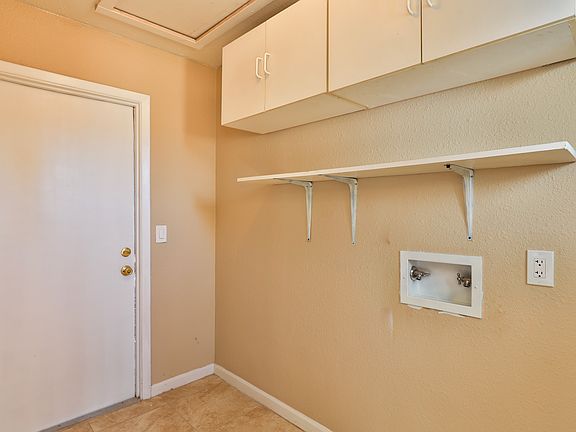 5th image of 819 W Oxford Dr