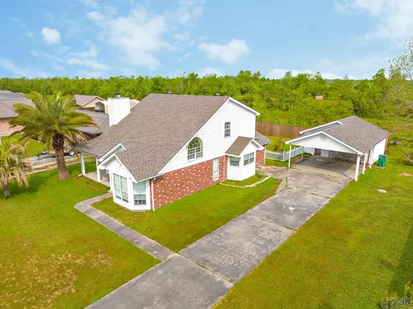 212 Country Village Dr, Raceland, LA 70394