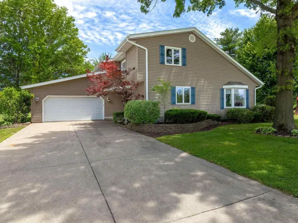 2 Deer Hollow Dr, Coal Valley, IL 61240