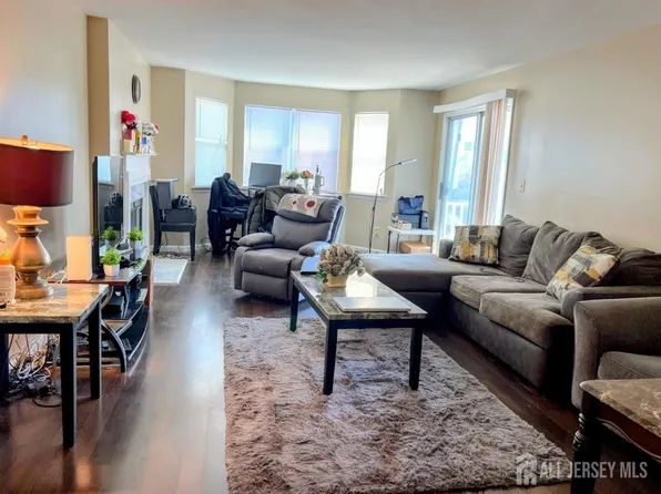 197 Bexley Ln, Piscataway, NJ 08854