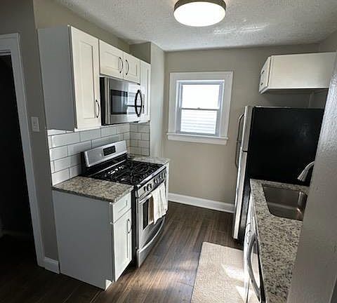 4th image of 2070 Clarence Ave