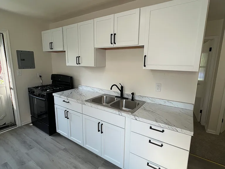 14018 Hendricks Ave — Photo 3