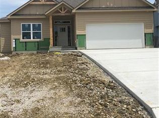 805 SW Cross Creek Dr, Grain Valley, MO 64029