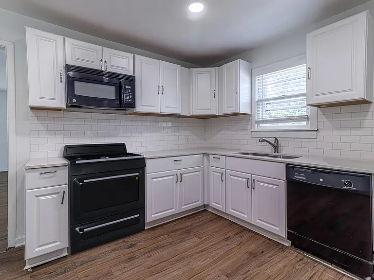 2622 W Johnson St — Photo 5