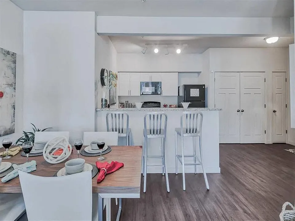 Ecco Apartments