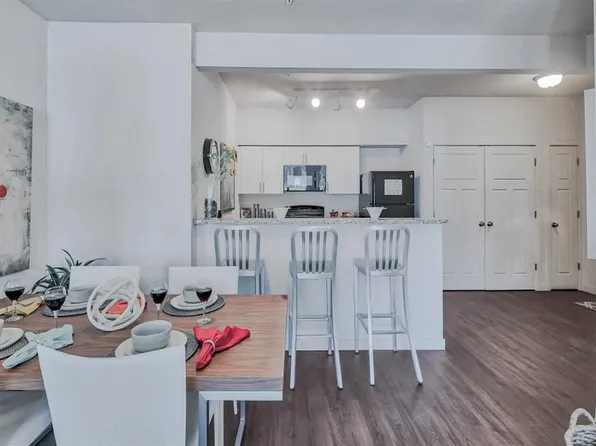 Ecco Apartments