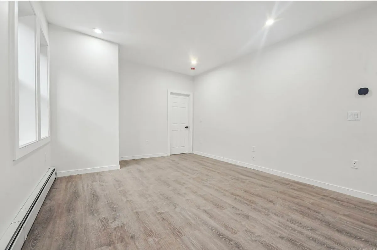 3 bed, 1.0 bath, 6480 sqft, $2,100 — Photo 3