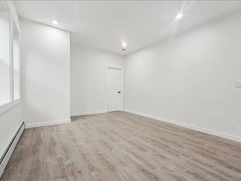 208-210 Magnolia St — Photo 3