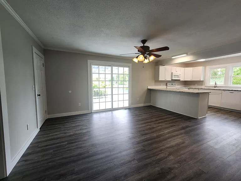 1067 Crescent Dr — Photo 4