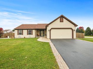 1402 Chestnut Ln, Yorkville, IL 60560