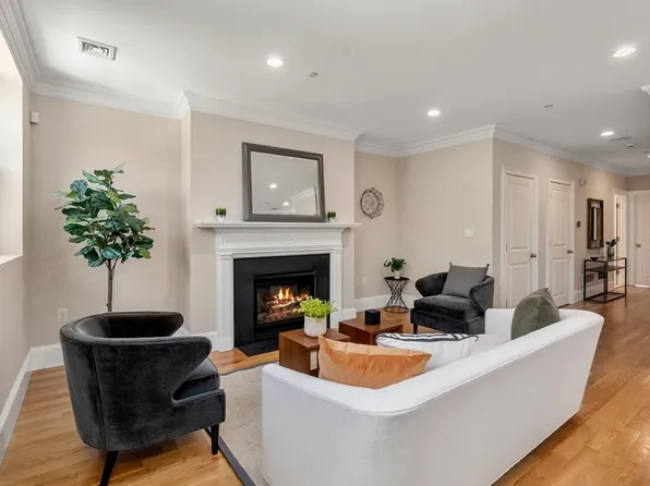 11 Regent Cir APT 4, Brookline, MA 02445