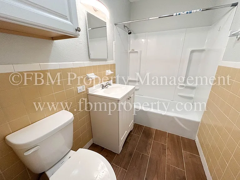 330 W College St #4 — Photo 25