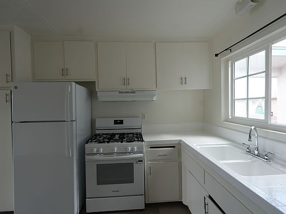 3rd image of 1621 W 226th St