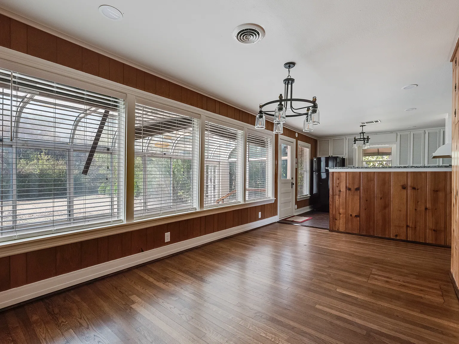 3 bed, 1136 sqft, $2,200 — Photo 3