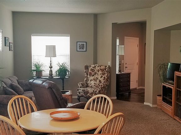 3rd image of 1860 N Holl Blvd