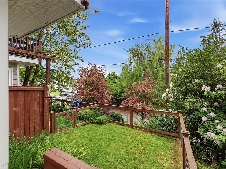 4033A Whitman Ave N — Photo 38
