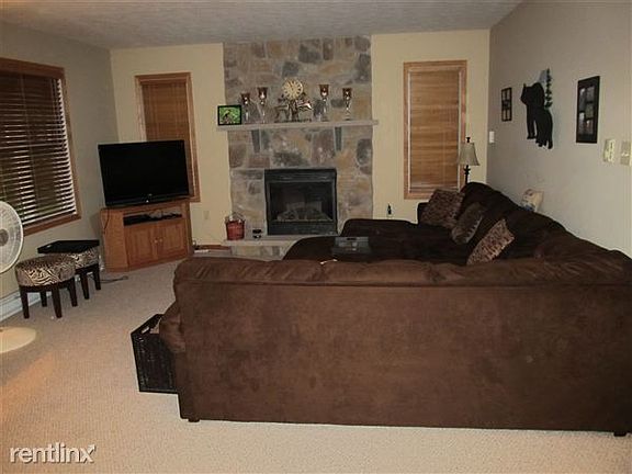 Cozy iving room with grwat sectional, gas fireplace, WiFi, B