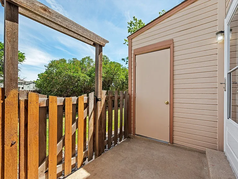 1683 S Blackhawk Way #B — Photo 16
