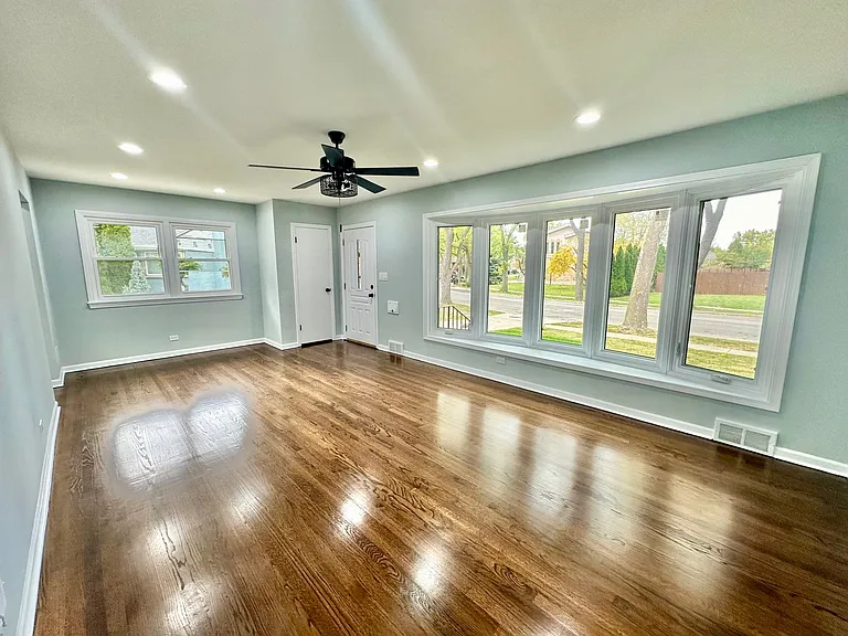 8129 W Courtland Ave — Photo 2