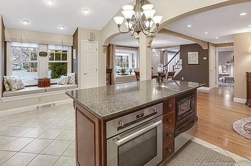 5th image of 46 Elmwood Cir