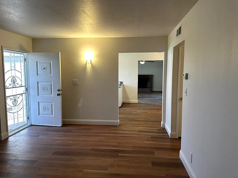 33 Russell Ave — Photo 20