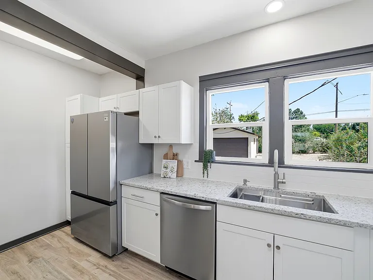 330 Jefferson St — Photo 33