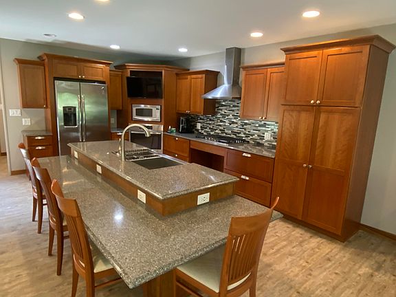 3rd image of 231 Emerald Dr