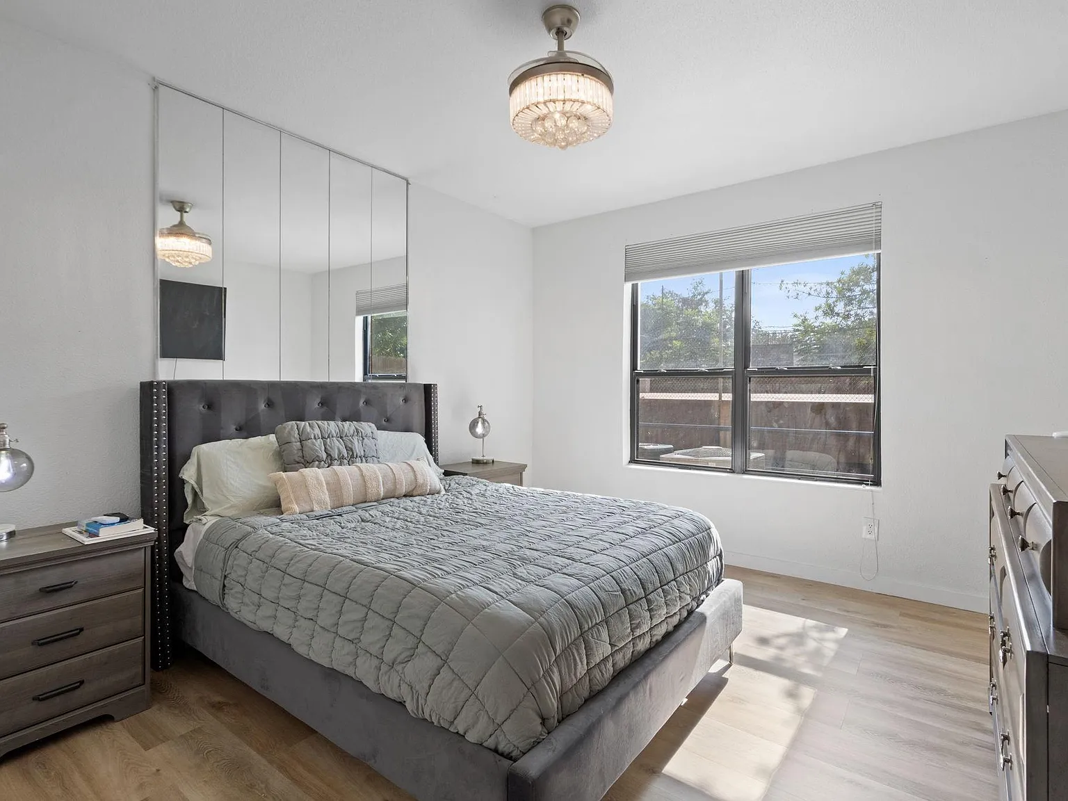 2 bed, 1.0 bath, 987 sqft, $1,800 — Photo 2