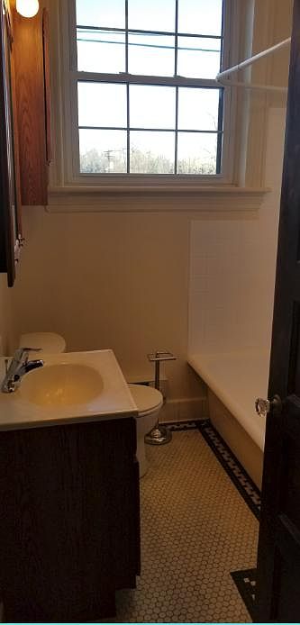 2nd image of 515 Surrey Ave APT 2G