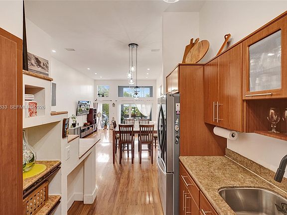 4th image of 2404 NE 135th St #2404
