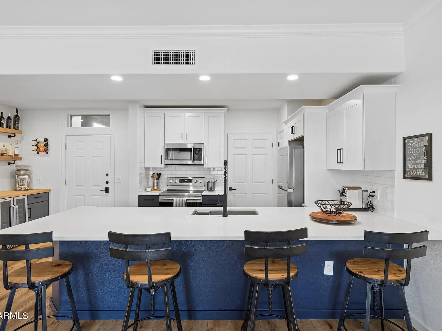 3 bed, 2.0 bath, 1326 sqft, $4,000 — Photo 2