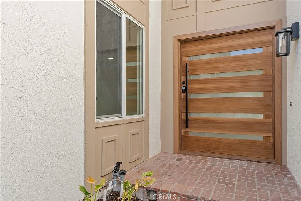 3 bed, 1561 sqft, $5,290 — Photo 2