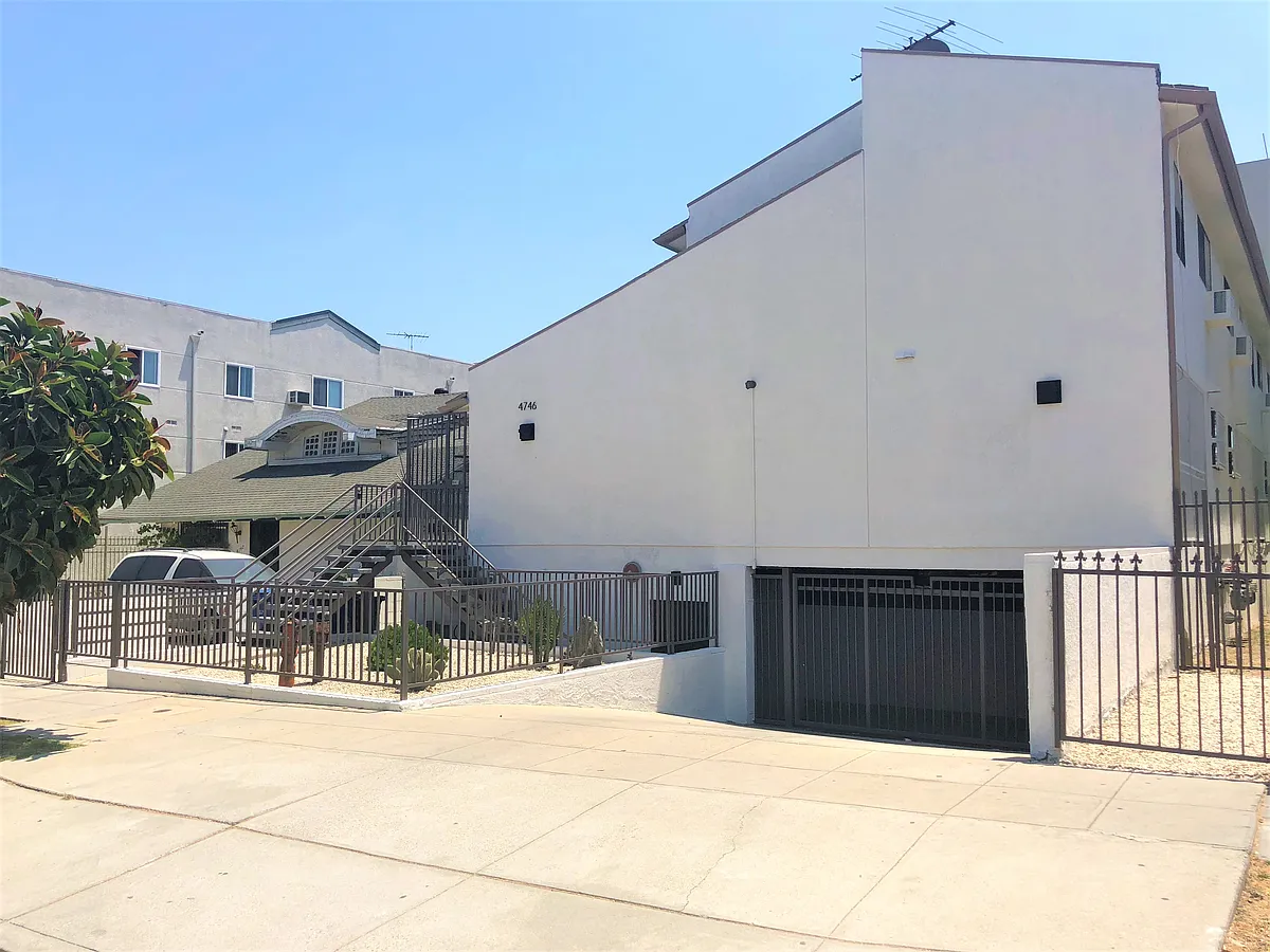 Building Photo - 4746 Oakwood Ave #2