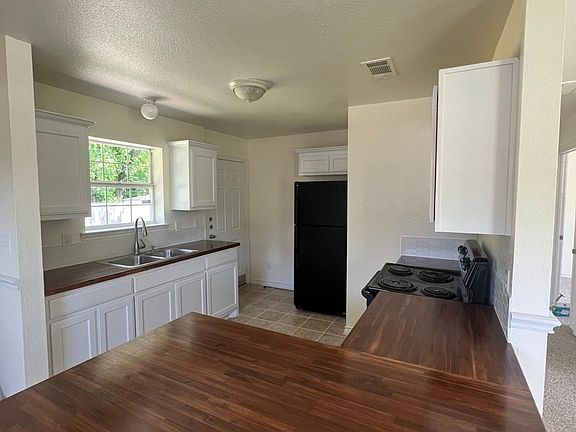 4th image of 1201 N Throckmorton St