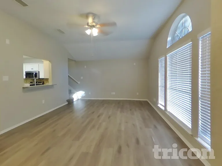 513 Valley View Dr — Photo 3