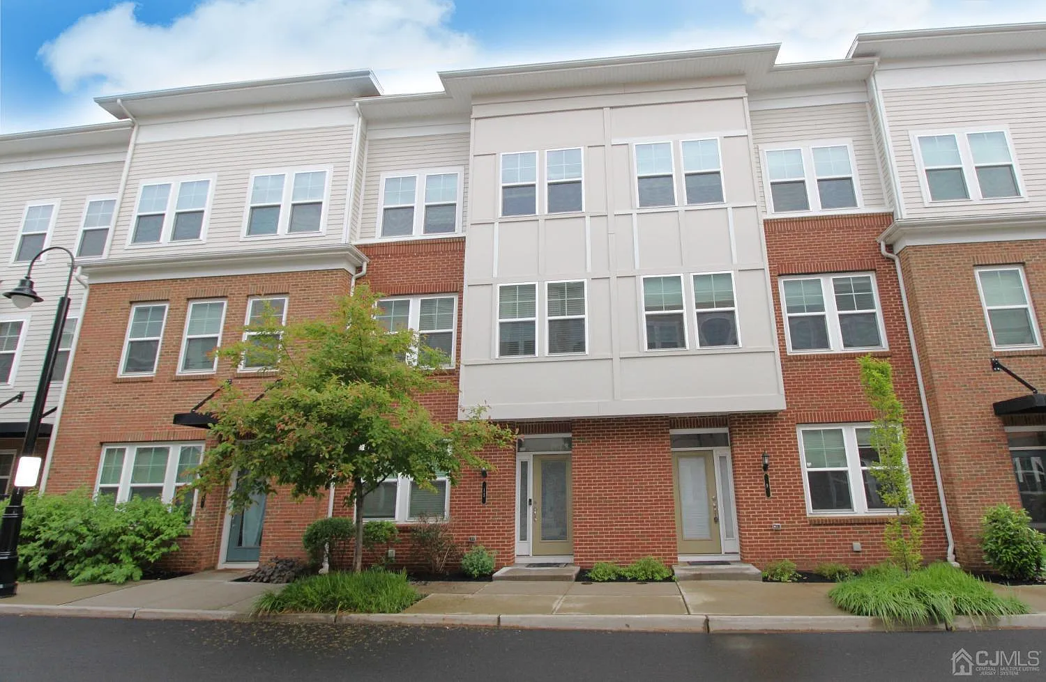 3 bed, 2.5 bath, 2240 sqft, $3,500 — Photo 1